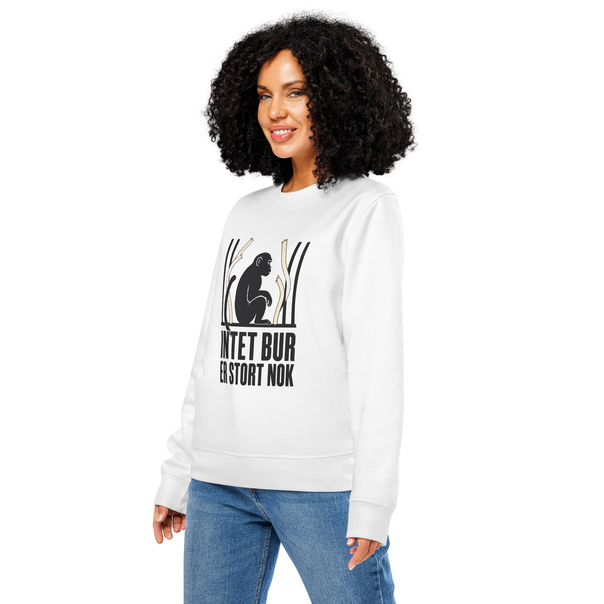 Sweatshirt med teksten Intet bur er stort nok og en abe bag tremmer i farven hvid, båret af en ung kvinde, set skråt