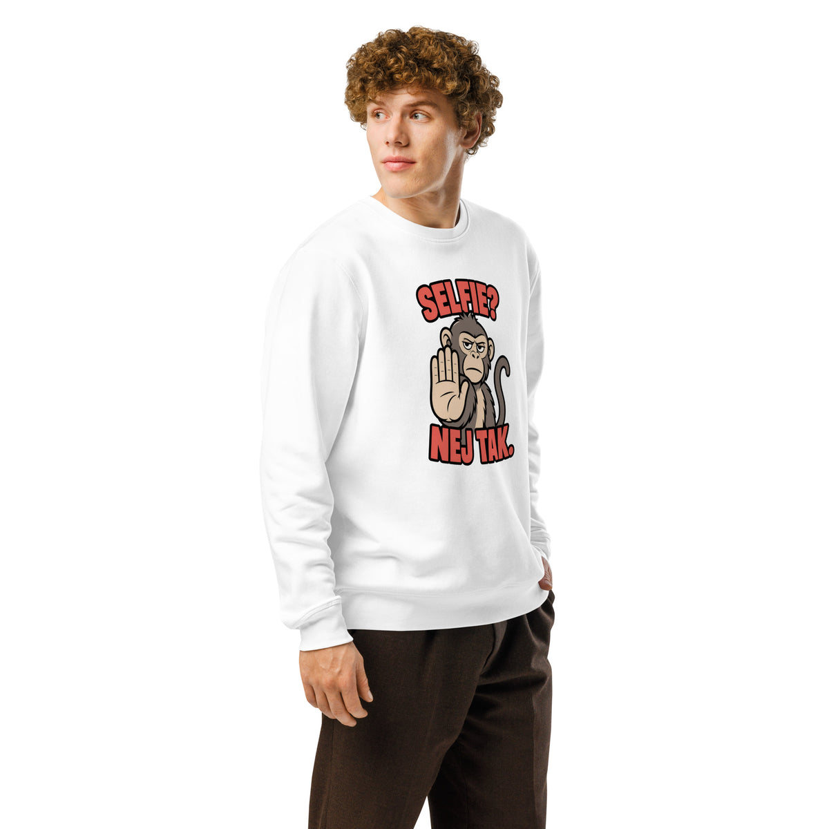 Sweatshirt med teksten Selfie? Nej tak og en abe der holder hånden op i farven hvid, båret af en ung mand, set skråt