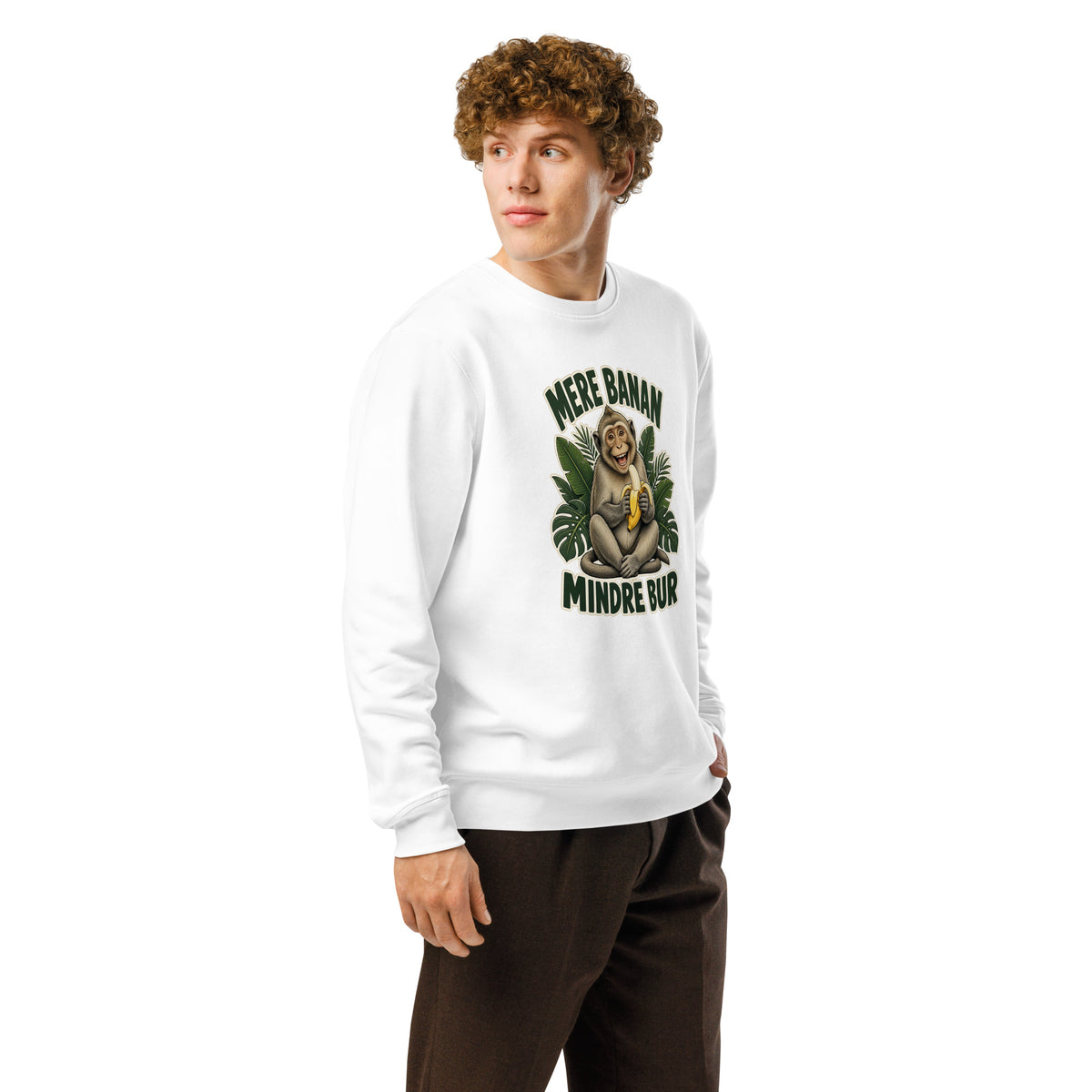 Sweatshirt med teksten Mere banan, mindre bur og en glad abe med en banan i farven hvid, båret af en ung mand, set skråt