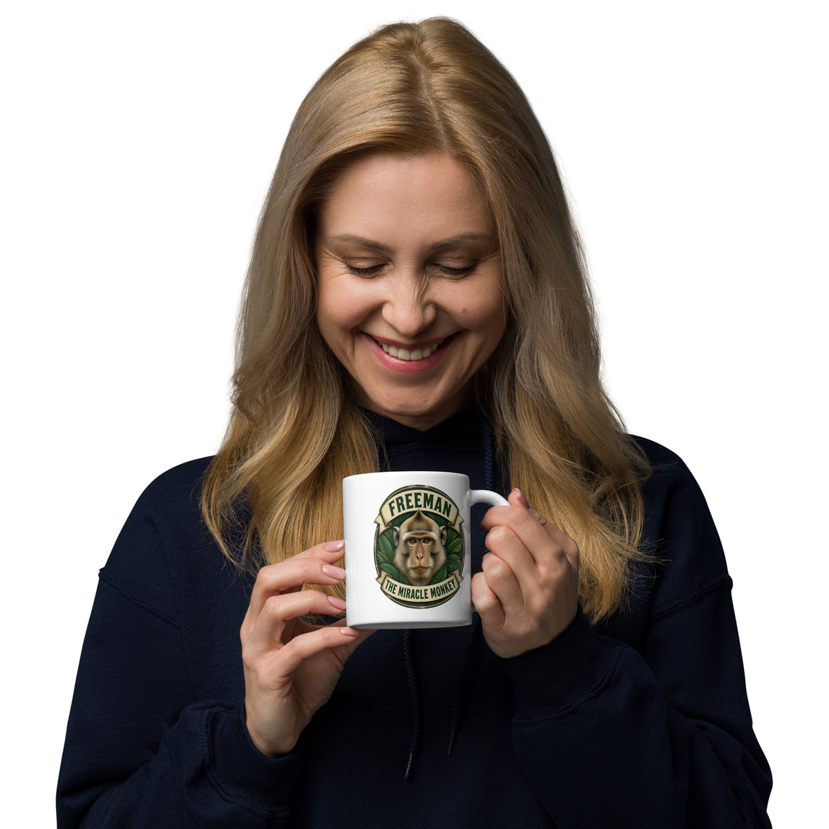 Hvidt keramikkrus med Freeman The Miracle Monkey badge med en abe i grønt, holdt af en kvinde, set fra den anden side